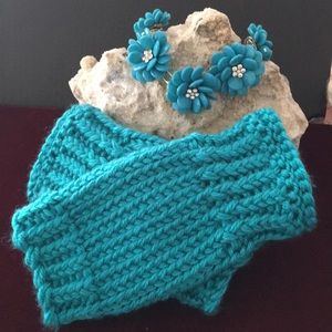 Flower Necklace with Fingerless Gloves